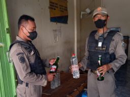 Satpol PP Razia Pesta Miras di Gresik, Pramusaji dan Pemilik Warung Diamankan