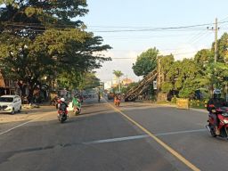 Viral Reklame Selamat Datang di Kota Reog Ganggu Lalu Lintas, Ini Penjelasannya