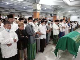 Diikuti Ratusan Orang, Salat Jenazah Nyai Lily Wahid Dipimpin Langsung Gus Kikin