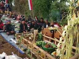 Warga Tulungagung Larung Aneka Ragam Hasil Bumi di Sungai Brantas