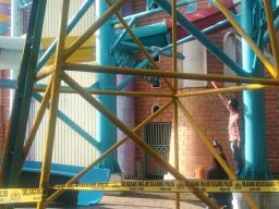 Foto: Petaka Ambrolnya Seluncuran Kolam Renang KenPark Surabaya