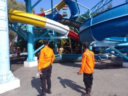 Pilihan Pembaca: Tragedi Seluncuran Kolam Renang KenPark Surabaya Ambrol