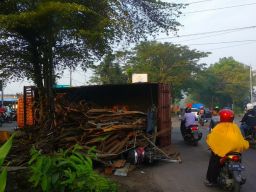 Truk Bermuatan Besi Tua Terguling di Pertigaan Klagen Sidoarjo