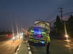 Waspada! Jalan Raya Provinsi di Deket, Lamongan Tertutup Truk Tronton Rusak