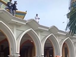 Viral! Perantau Lamongan Udik-udikan Sebar Uang dari Atas Masjid
