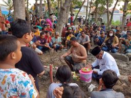 Foto: Korban Kecelakaan Bus Dimakamkan di Benowo, Surabaya