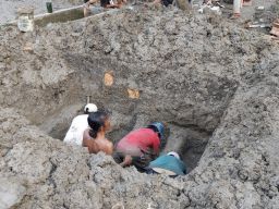 4 Jenazah Sekeluarga Korban Kecelakaan Bus di Tol Mojokerto Dimakamkan Jadi Satu