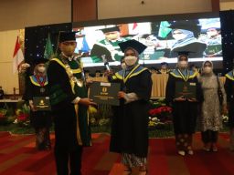 Gelar Wisuda Offline Pertama, UHW Perbanas Kukuhkan 566 Wisudawan