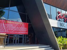 Puluhan Orang Pasang Banner Tuntutan di Pintu Holywings Basra Surabaya