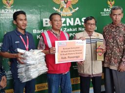 Alfamart Donasikan Uang Receh Konsumen ke Baznas Ponorogo