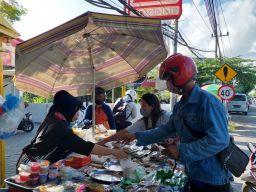 Laris Manis Setelah Berjualan di Depan Alfamart