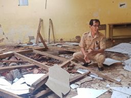 Tak Tersentuh Perbaikan Sejak 1998, Atap Kelas SD di Ponorogo Ambruk