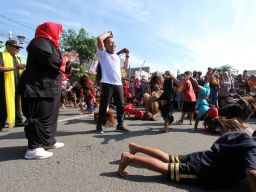 Sugiri Sancoko Menari Bujang Ganong Bareng 600 Siswa SD di Ponorogo