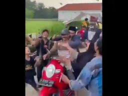 Viral Cakades Sebar Uang di Jalan Usai Terpilih, Begini Tanggapan DPMD Lamongan