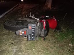 Tabrak Mobil dari Belakang, Penunggang CBR di Ponorogo Terlempar dan Tewas