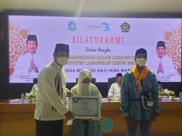 Calon Jemaah Haji asal Lamongan Dipulangkan dari Asrama Haji Sukolilo