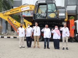 Bank Jatim Serahkan Bantuan Ekskavator untuk Pemerintah Kabupaten Gresik
