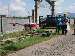 Keren! Petani Tulungagung Gunakan Drone untuk Semprot Obat dan Pupuk di Sawah