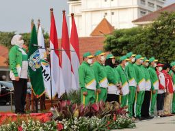 Lepas Kontingen Fornas, Khofifah Titip Pesan Promosikan Bumi Majapahit