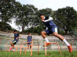 FOTO: Skuat Gresik United Digembleng Latihan Fisik