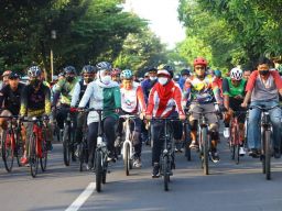 Momen Gubernur Khofifah dan Ning Ita Gowes Bersama saat HUT Kota Mojokerto