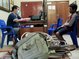 Sibuk Potongi Kabel Curian, Pria ini Melongo saat Dikepung Polisi dan Warga