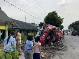 Hindari Truk Pasir, Mobil Damkar di Kediri Hantam Pagar Sekolah hingga Terbalik