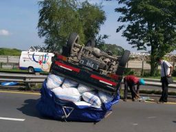Oleng Tabrak Pembatas Jalan, Mobil Pikap Terguling di Tol Sidoarjo