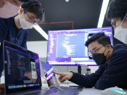 Mengenal Aplikasi Floo dan Holiyay Karya Mahasiswa Universitas Ciputra Surabaya