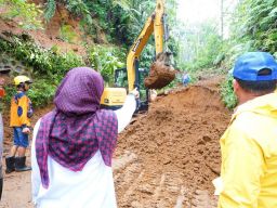 Erek-Erek Ijen Longsor, Bupati Ipuk Semangati Tim Bersihkan Material