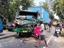 Dua Remaja di Gresik Tewas Usai Motornya Tergencet Truk