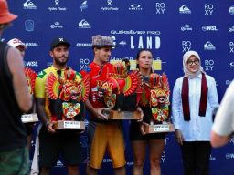 Juarai WSL G-Land 2022, Jack Robinson Naik Podium Pakai Udeng Osing