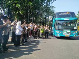 Bupati Bojonegoro Berangkatkan 261 Jemaah Haji