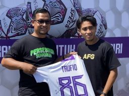 Bonek Jombang Menangkan Lelang Jersey Pemain Persik Kediri