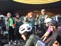 Gubernur Khofifah Berangkatkan Ratusan Bikers Peserta Super Road Bike