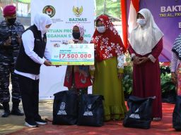 Baksos Pemprov Jatim, Salurkan Zakat Produktif hingga Bedah Rumah di Sumenep