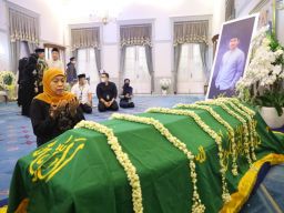 Takziah ke Rumah Duka, Gubernur Khofifah Takjub dengan Jejak Kebaikan Eril Khan