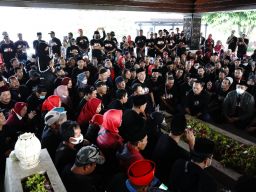 Ratusan Kader PDI Perjuangan Lamongan Ziarah ke Makam Bung Karno di Blitar