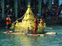 Kemeriahan Upacara Adat Labuh Laut Sembonyo di Prigi Trenggalek