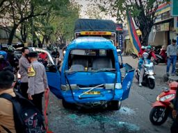 3 Kendaraan Tabrakan Beruntun di Gresik, Sopir MPU Alami Luka Serius