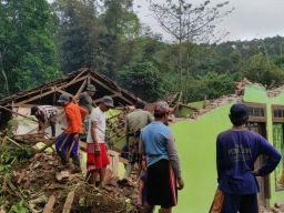 Mas Dhito Minta Warga Tingkatkan Kewaspadaan di Kawasan Rawan Longsor
