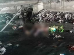 Mayat Pria Misterius Ditemukan Membusuk di Bawah Jembatan Tuwowo Surabaya