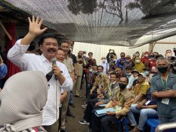 Menteri Hadi Selesaikan Konflik Warga dan Pengelola Perkebunan Kopi di Kediri