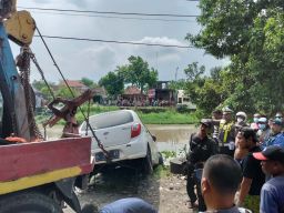Pengemudi Lelah Ternyata Jadi Penyebab Mobil Ayla Tercebur Sungai di Sidoarjo