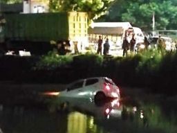 Diduga Terserempet Truk, Mobil Ayla Tercebur Sungai di Sidoarjo