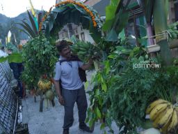 Foto: Melihat Pembuatan Ongkek untuk Larung Sesaji Pelaksanaan Yadnya Kasada