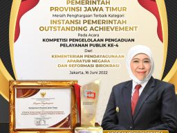 Pemprov Jatim Raih Penghargaan Outstanding Achievement dari KemenPAN-RB