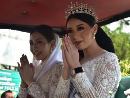 Dua Wanita Cantik Hadiri Kirab Labuh Laut Sembonyo di Trenggalek, Siapa Mereka?