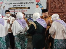 Lepas Keberangkatan 194 CJH, Bupati Sugiri: Titip Doa untuk Ponorogo