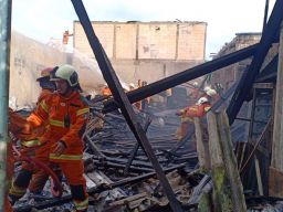 Gegara Pemilik Bakar Sarang Lebah, Toko Furniture di Surabaya Hangus Terbakar